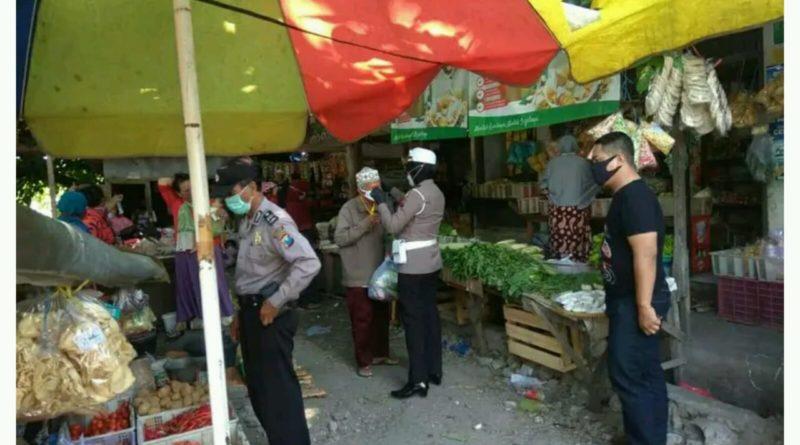 polisi-saat-bagikan-masker-di-pasar-giri-gresik-selasa-2042021.jpg