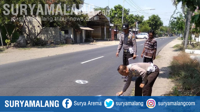 polisi-saat-olah-tempat-kejadian-perkara-kecelakaan-di-jalan-raya-desa-pulorejo-jombang.jpg