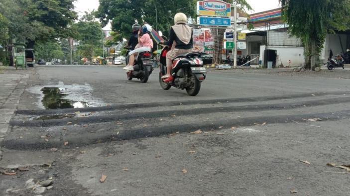 polisi-tidur-speed-bump-Jalan-Terusan-Dieng-Kecamatan-Sukun-Kota-Malang-Minggu.jpg