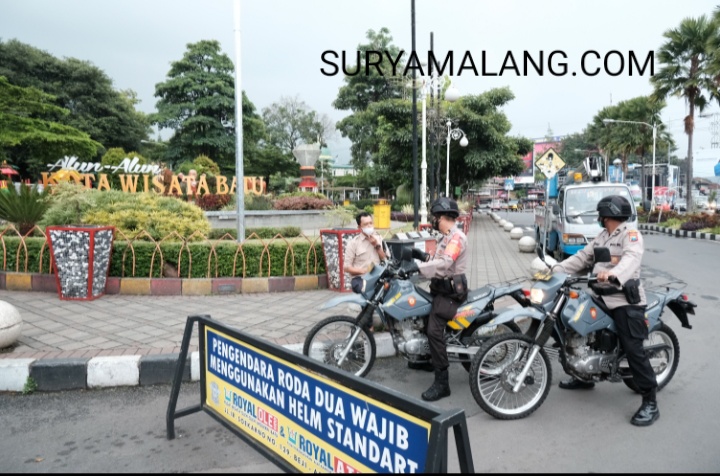 polres-batu-berbincang-dengan-warga-di-depan-alun-alun-kota-wisata-batu.jpg
