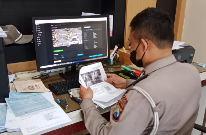 polres-blitar-kota-memverifikasi-pelanggaran-yang-terekam-kamera-etle-atau-tilang-elektronik.jpg