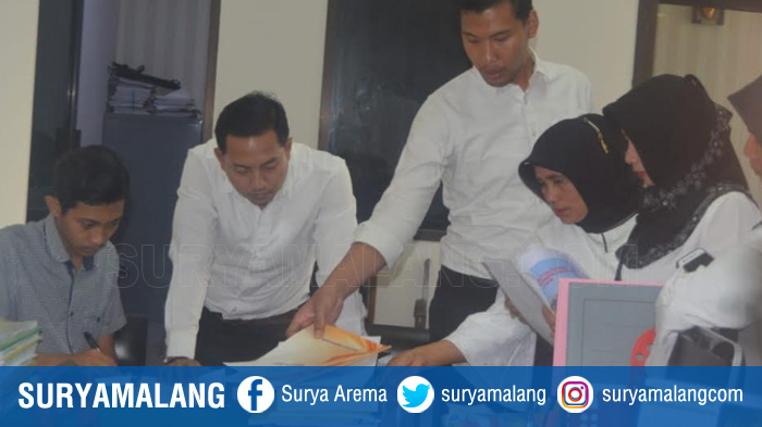 polres-gresik-menggeledah-kantor-inspekstorat-kabupaten-gresik_20180925_225831.jpg