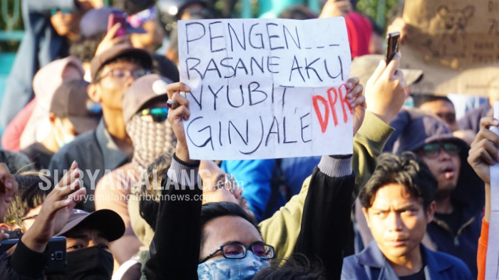 poster-demo-lucu-surabayamenggugat-di-depan-gedung-dprd-jatim-235353.jpg