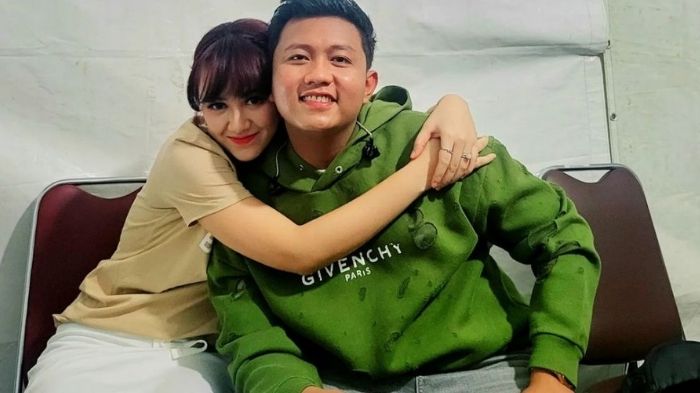 potret-mesra-happy-asmara-san-danny-caknan-di-belakang-panggung.jpg