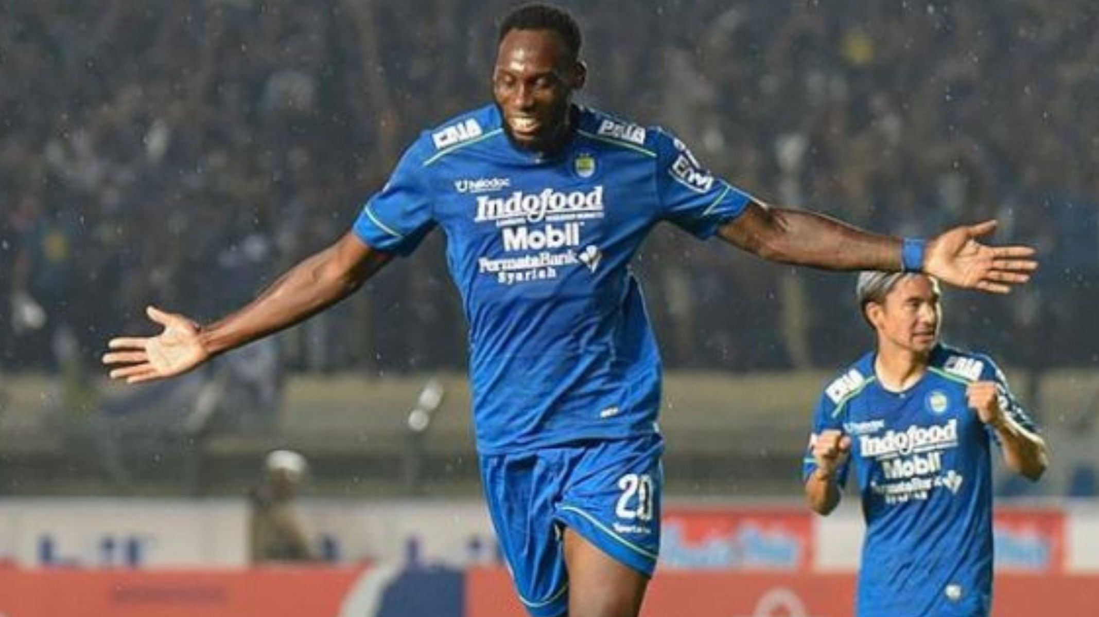 potret-penyerang-persib-bandung-geoffrey-castillion-saat-bertanding-dengan-pangeran-biru.jpg