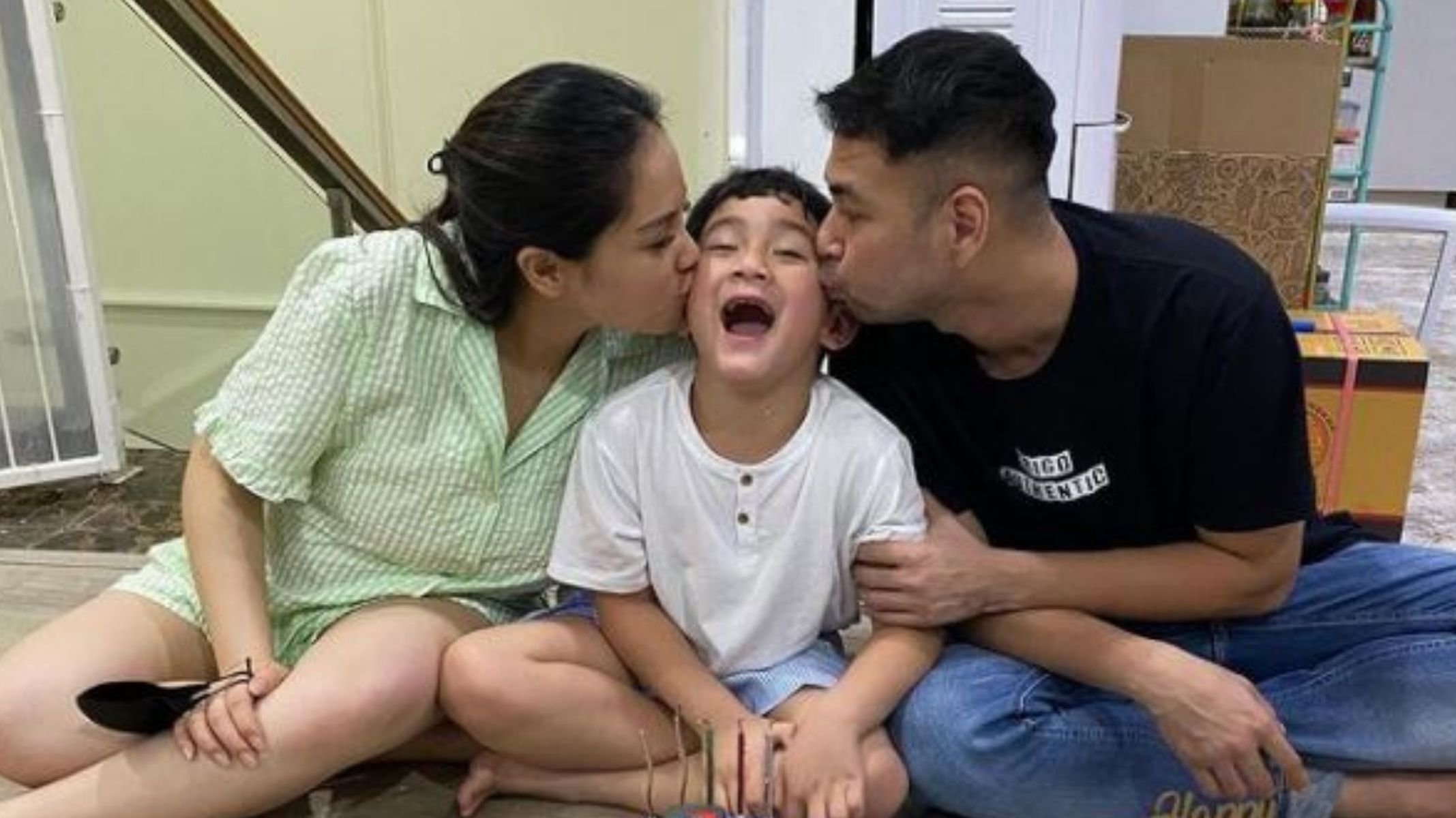 potret-rafathar-bersama-raffi-ahmad-dan-nagita-slavina.jpg