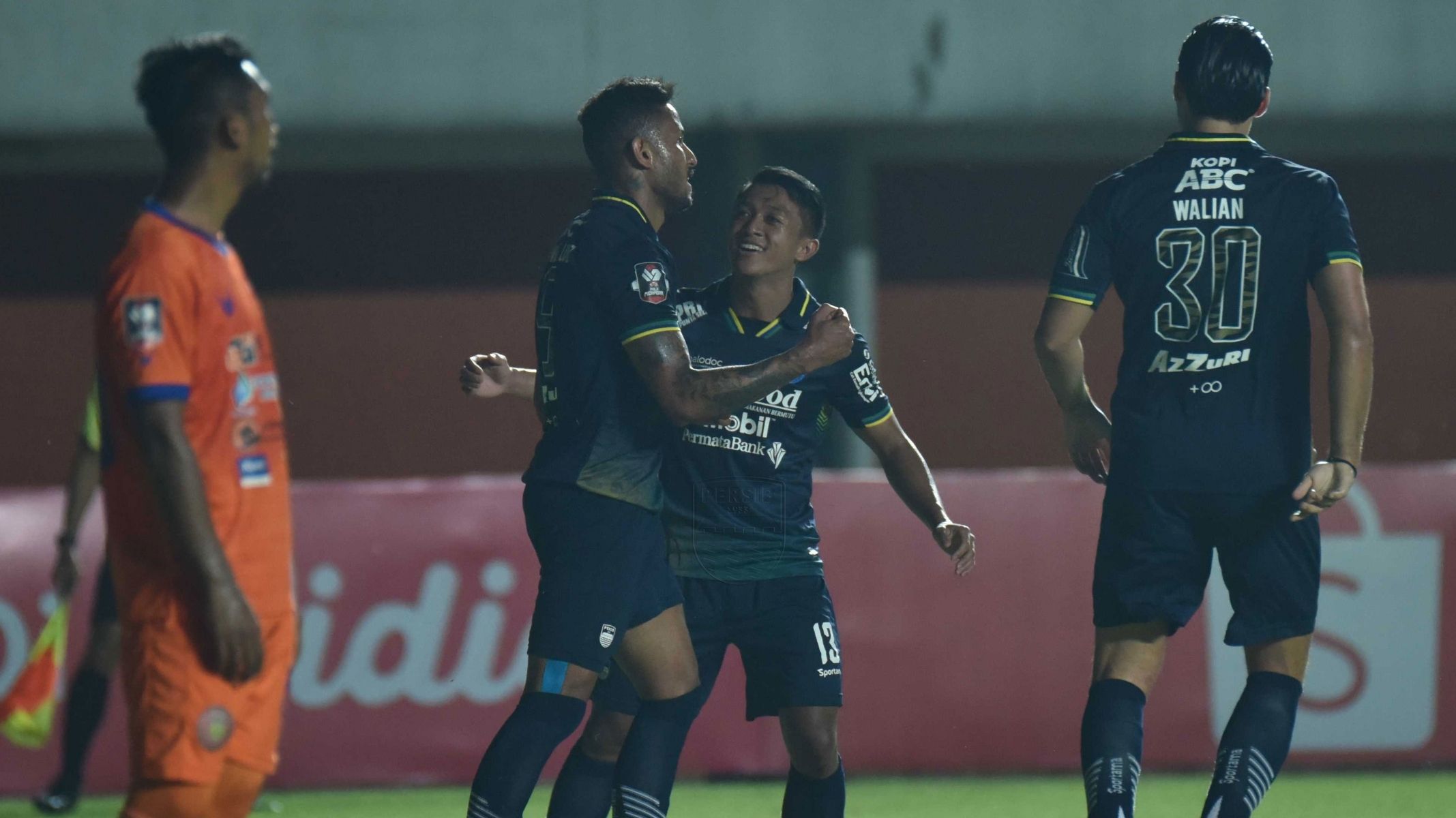 potret-wander-luiz-usai-mencetak-gol-ke-gawang-persiraja-banda-aceh.jpg