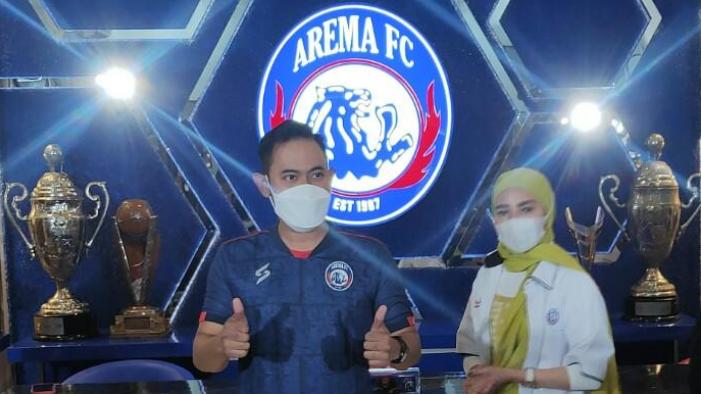 presiden-arema-fc-gilang-widya-pramana-dan-istrinya-shandy-purnamasari.jpg