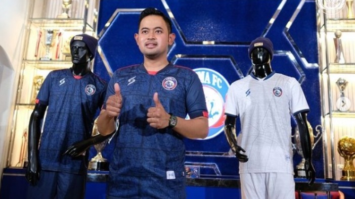 presiden-arema-fc-gilang-widya-pramana-jadi-model-saat-launching-jersey-home.jpg