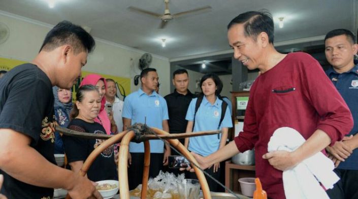 presiden-jokowi-di-warung-soto-triwindu-solo_20180401_220213.jpg