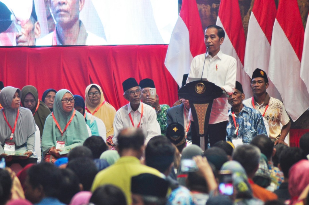 presiden-jokowi-saat-memberikan-sambutan-di-gor-tri-dharma-kabupaten-gresik.jpg