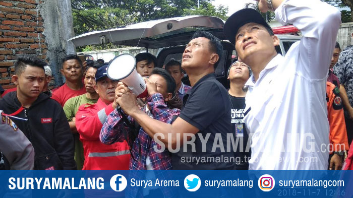 Anaknya Datang, Osep Masih Bertahan di Tower Setinggi 71 Meter di Malang