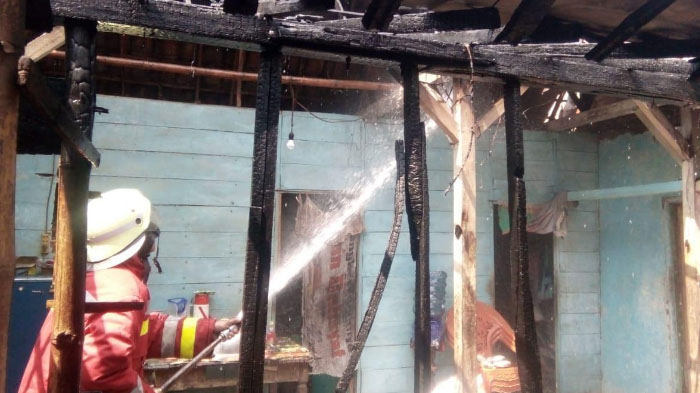 proses-pemadaman-kebakaran-rumah-di-dusun-suronanggan-desa-trojalu-baureno-bojonegoro_20180710_145509.jpg