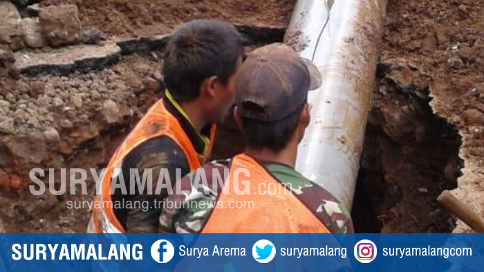 proses-perbaikan-pipa-pdam-yang-pecah-di-kota-malang.jpg