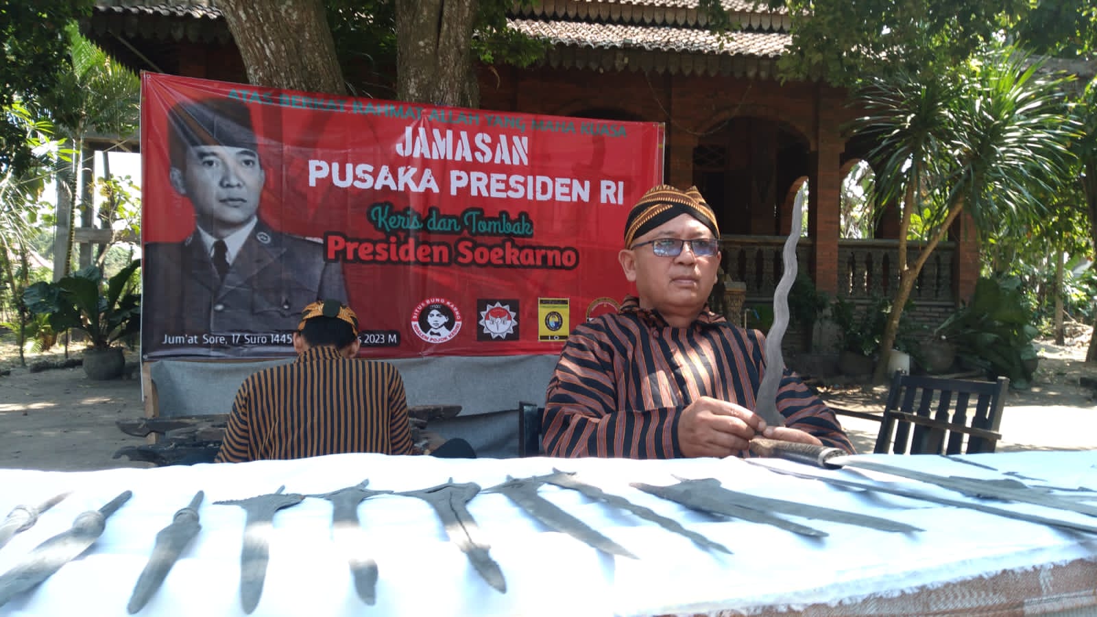 Ngalap Berkah Bulan Sura, Tombak dan Keris Kiai Gadakan Milik Bung Karno Dijamas