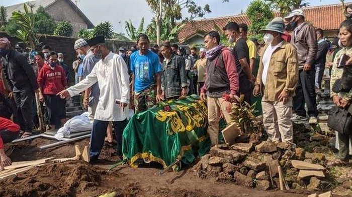prosesi-pemakaman-tuti-55-dan-amalia-23-di-tempat-pemakaman-umum-tpu.jpg