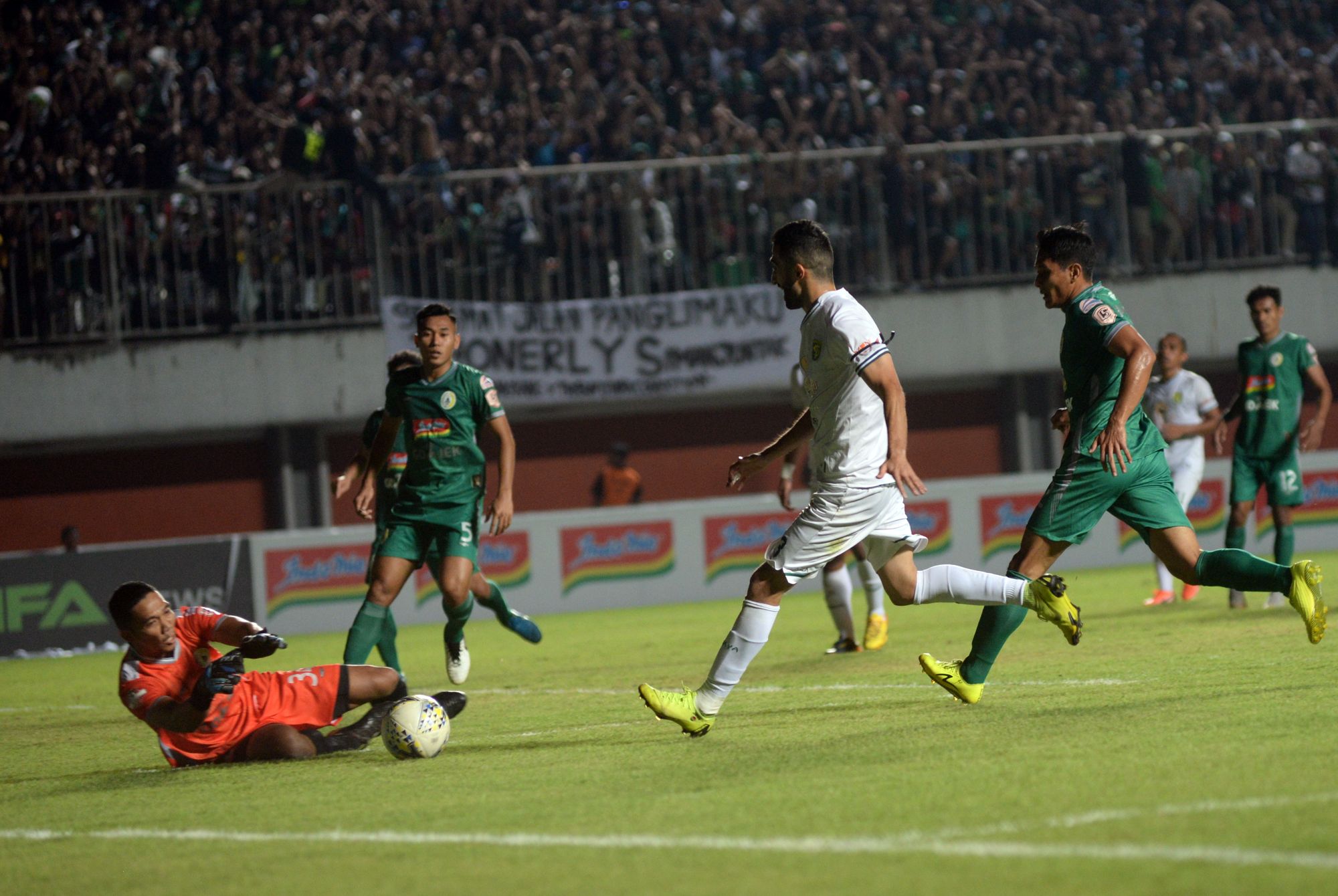 pss-sleman-vs-persebaya-damian-lizio-cetak-gol-persebaya34.jpg