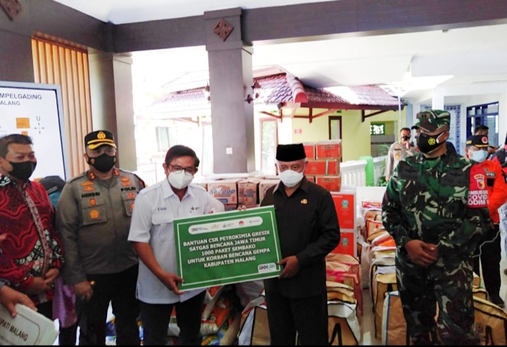 pt-petrokimia-gresik-menyalurkan-1000-paket-sembako-untuk-korban-gempa-di-kecamatan-ampelgading.jpg