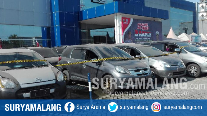 puluhan-mobil-tanpa-dokumen-yang-disita-anggota-satlantas-polrestabes-surabaya_20180807_151710.jpg