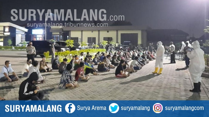 Puluhan Pemuda Kepergok Langgar Jam Malam PSBB Sidoarjo, Langsung Rapid Test dan Dapat Surat Teguran