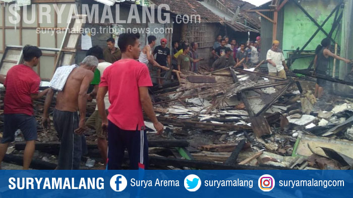 puluhan-stan-yang-ludes-terbakar-akibat-kebakaran-di-pasar-sukodadi-lamongan_20180818_143635.jpg