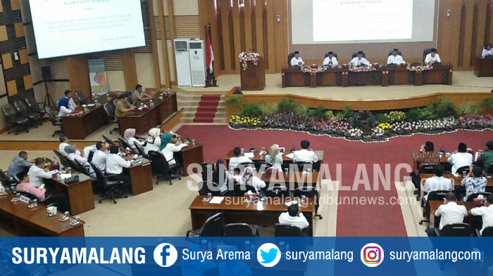 rapat-paripurna-dprd-kabupaten-malang-dalam-penyampaian-rapbd-kabupaten-malang_20171018_180437.jpg