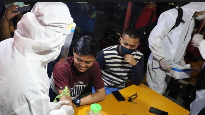 Jelang PSBB Gresik, Petugas Bubarkan Warkop dan Gelar Rapid Test di Tempat