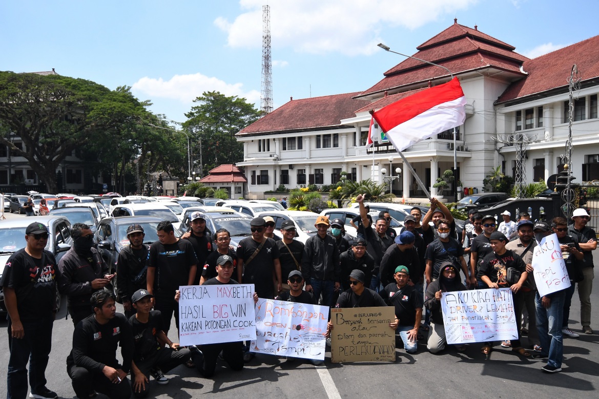 ratusan-driver-ojol-menggelar-unjuk-rasa-di-dpn-balaikota-malang.jpg