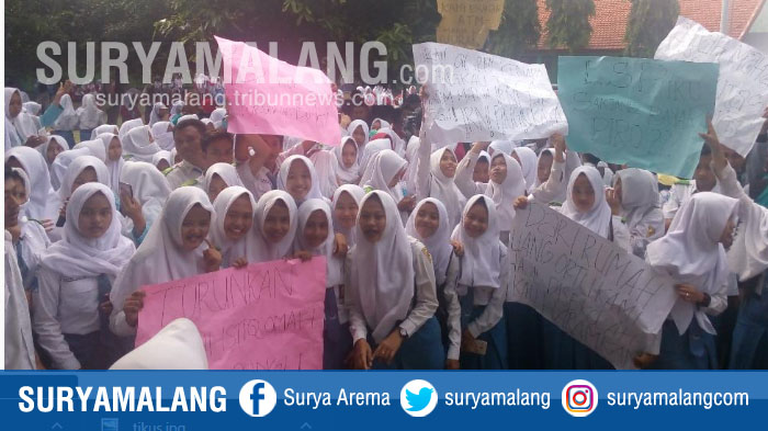 Demo Sambil Mogok Belajar, Ratusan Pelajar Mojokerto Minta Kepala SMKN Ini Dicopot