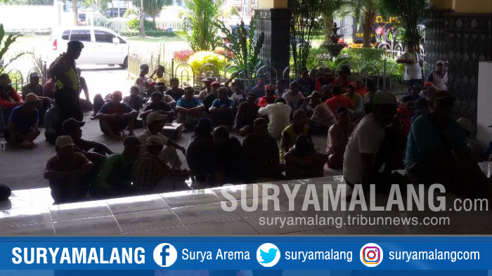 ratusan-tukang-becak-unjuk-rasa-di-balai-kota-kediri-untuk-menolak-ojek-online_20171010_101813.jpg