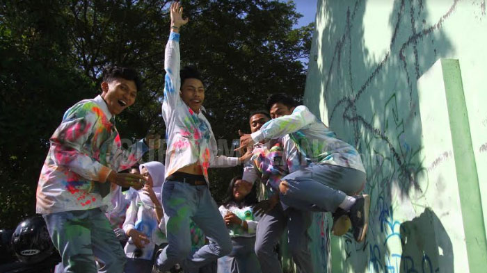 Ada 16 Siswa di Tulungagung yang Tidak Lulus - rayakan-kelulusan-puluhan-siswa-sma-sederaja_20180503_215644.jpg