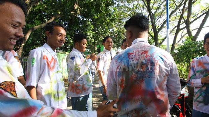 Ada 16 Siswa di Tulungagung yang Tidak Lulus - rayakan-kelulusan-puluhan-siswa-sma-sederajat_20180503_215301.jpg