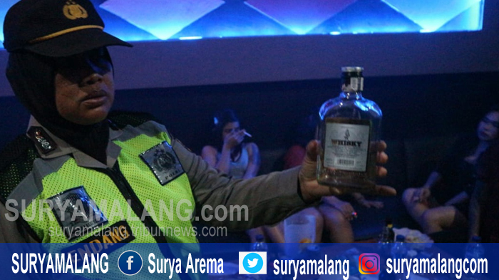 Razia Tempat Karaoke di Kota Blitar, Polisi Temukan Pengunjung Mabuk dan Botol Miras