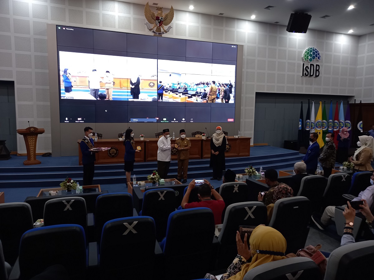 rektor-um-prof-dr-ah-rofiuddin-mpd-memberikan-cinderamata-pada-wali-kota-malang-sutiaji.jpg