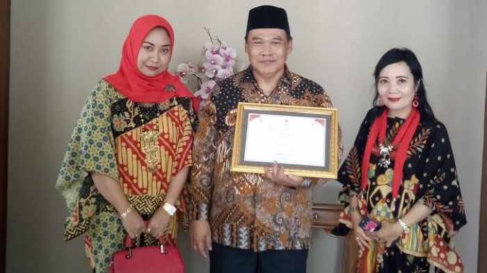 Komisi Informasi Pusat Beri Universitas Negeri Malang Sertifikat PTN Menuju Informatif