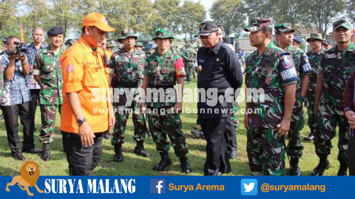 rendra-kresna-dan-kolonel-arm-budi-eko-mulyono-dalam-latihan-siaga-bencana_20170406_195559.jpg