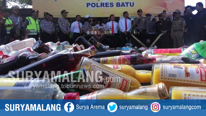 ribuan-botol-miras-yang-akan-dimusnahkan-oleh-polres-kota-batu_20170619_142427.jpg