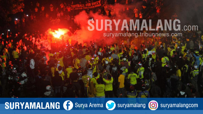 ribuan-ultras-mania-demo-dan-doa-bersama-sebagai-wujud-protes-pada-managemen-persegres-gresik_20170814_203833.jpg