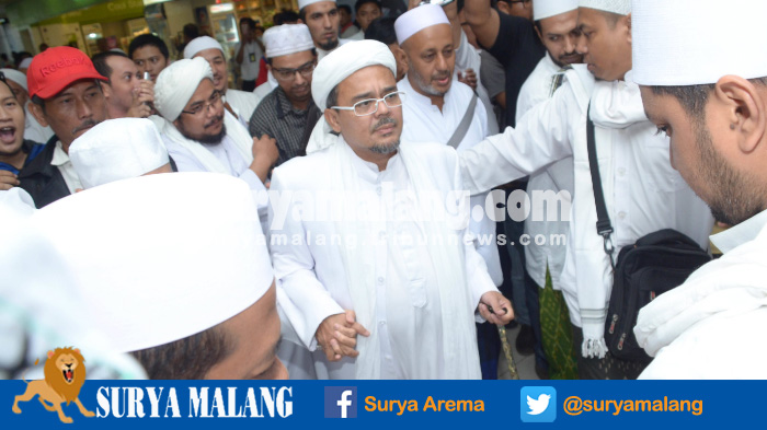 rizieq-shihab-habib-rizieq-dikawal-saat-datang-di-terminal-2-bandara-internasional-juanda_20170411_130924.jpg