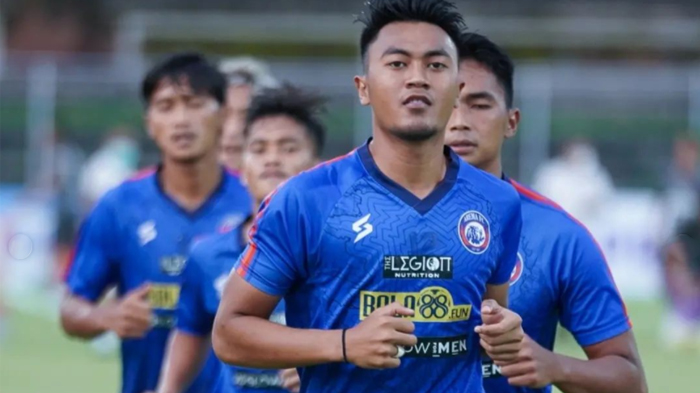 rizky-dwi-pemain-arema-fc-prestasi-arema-fc-masuk-10-besar-klub-terkuat-di-dunia-musim-2021.jpg