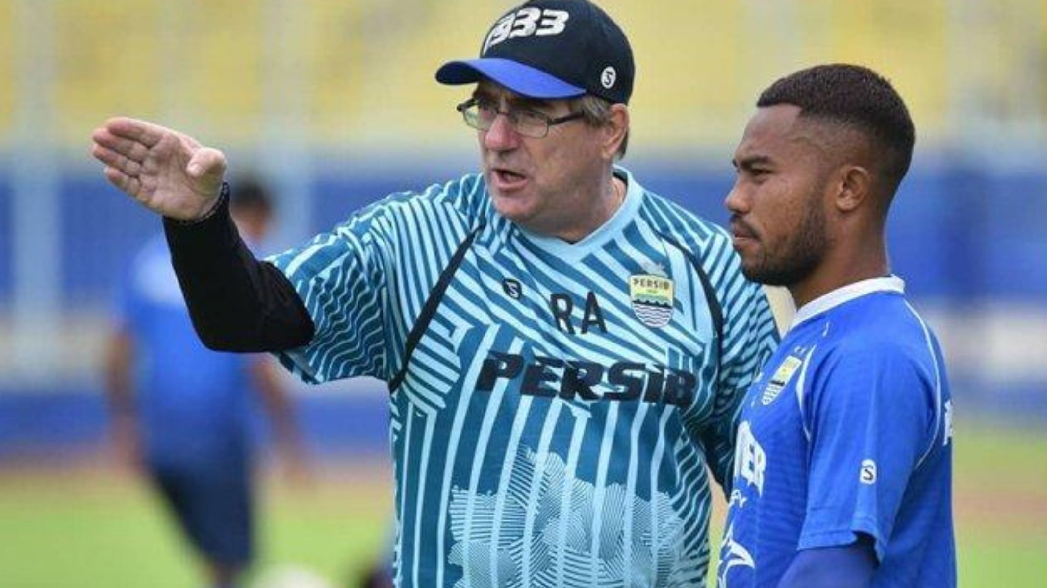 robert-rene-alberts-saat-sedang-memberikan-instruksi-kepada-seorang-pemain-persib-bandung.jpg
