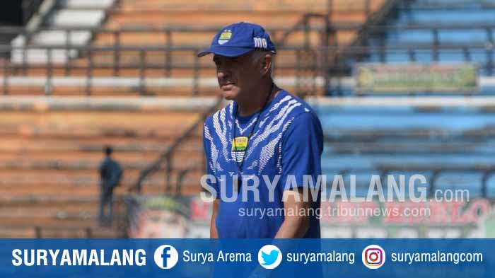 roberto-carlos-mario-gomez-pelatih-persib-bandung_20180725_135112.jpg