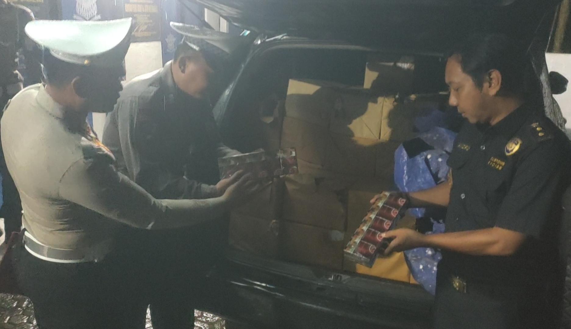 Laju Zig-zag Kijang Innova di Bangkalan Madura Bikin Petugas Curiga, Ternyata Berisi Rokok Ilegal