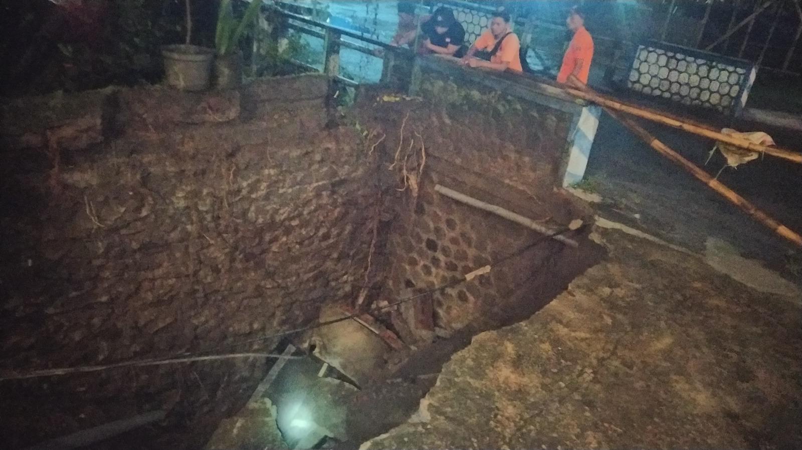 Tergerus Air Hujan, Halaman Rumah Warga di Kecamatan Wlingi Blitar Longsor