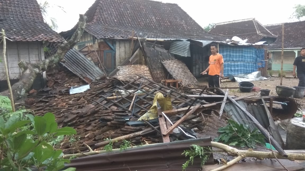 rumah-ambruk-kecamatan-gayam-purwosari-dan-padangan-kabupaten-bojonegoro_20181103_193313.jpg