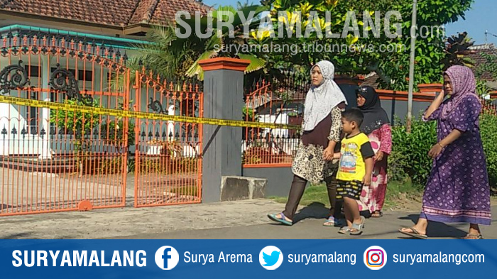 rumah-hj-siti-khotidjah-di-gondanglegi-kabupaten-malang-dipasang-garis-polisi_20180419_100840.jpg