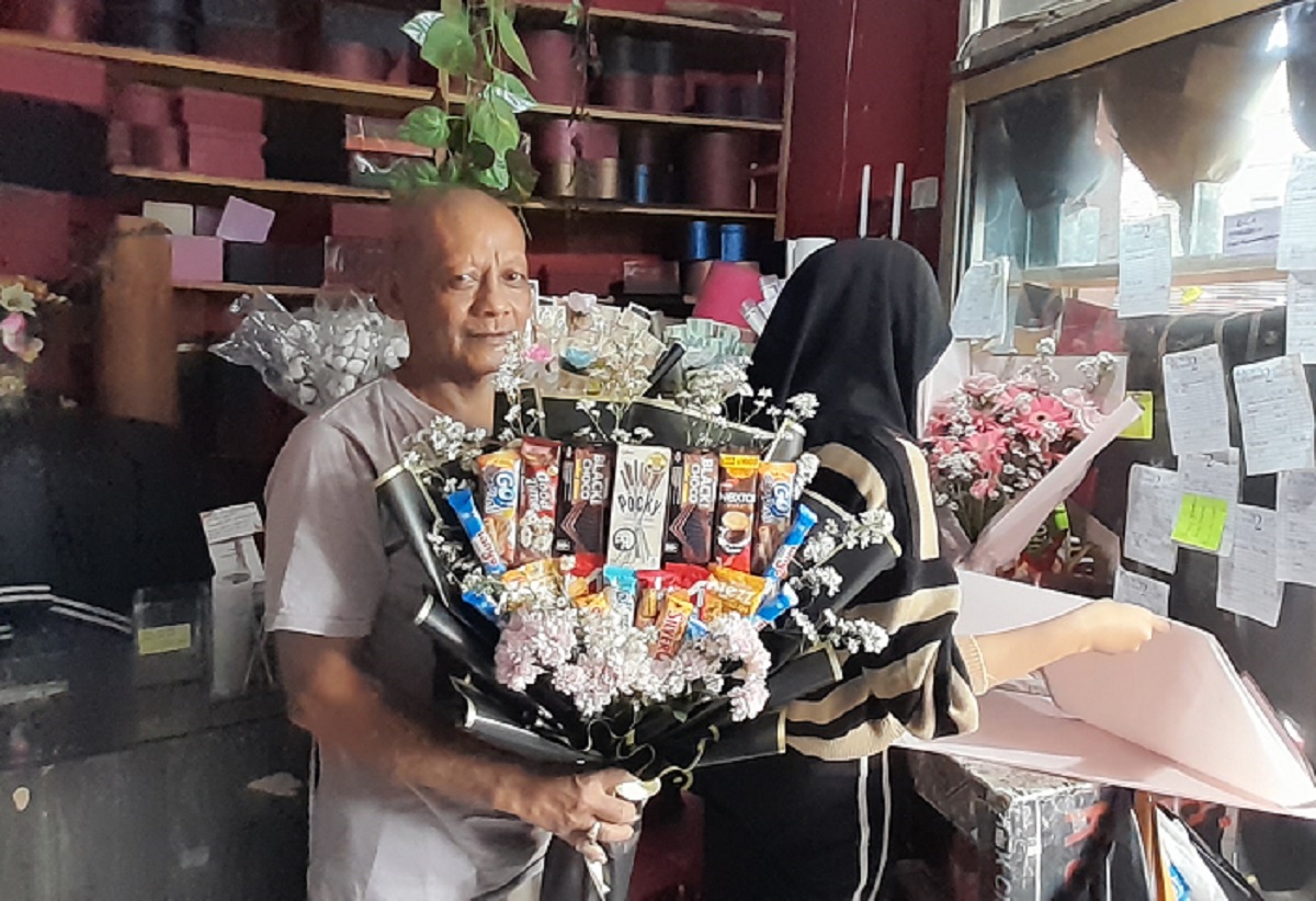ruslan-dengan-produk-buket-gabungan-snack-dan-bunga.jpg