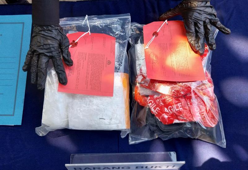 sabu-sabu-2-Kg-Jawa-menuju-Bali-Kurir-dan-barang-bukti-diamankan-di-Pelabuhan-Ketapang.jpg