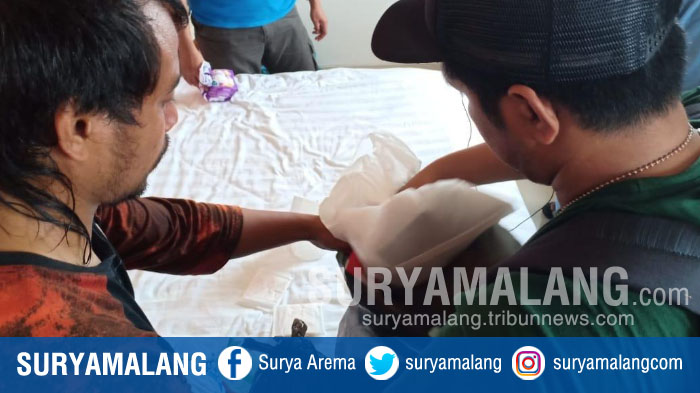 sabu-seberat-800-geram-asal-malysia-yang-disita-anggota-bnnp-jatim_20180803_170536.jpg