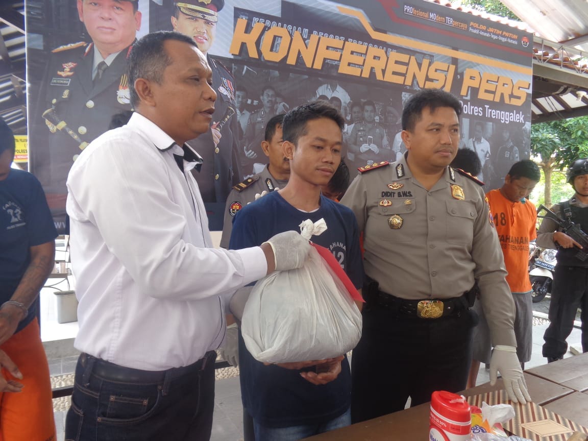 salah-satu-pencuri-cengkih-yang-ditangkap-polisi-trenggalek_20180914_213331.jpg